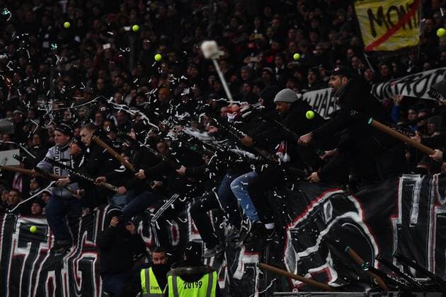 Bilder des Tages - SPORT 19.02.2018, xjhx, Fussball 1. Bundesliga, Eintracht Frankfurt - RB Leipzig, emspor v.l. Tennisbaelle Proteste Peter Gulacsi (RB Leipzig) Frankfurt