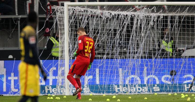 Fußball 1. Bundesliga: Eintracht Frankfurt - RB Leipzig, 23. Spieltag am 19.02.2018 in der Commerzbank Arena Frankfurt, xmdx, eintracht fans feuern zum spielbeginn der zweiten halbzeit luftschlangen und tennisbaelle auf das Spielfeld, Eintracht Frankfurt - RB Leipzig