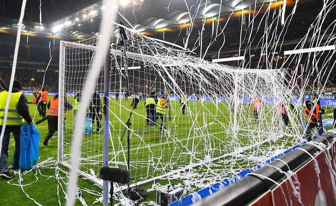 19.02.2018, xjhx, Fussball 1. Bundesliga, Eintracht Frankfurt - RB Leipzig, emspor v.l. Tennisbaelle Proteste Peter Gulacsi (RB Leipzig) Frankfurt