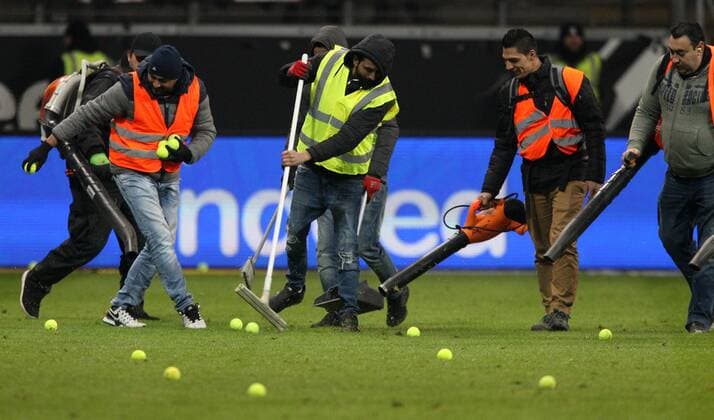 Fußball 1. Bundesliga: Eintracht Frankfurt - RB Leipzig, 23. Spieltag am 19.02.2018 in der Commerzbank Arena Frankfurt, xmdx, eintracht fans feuern zum spielbeginn der zweiten halbzeit luftschlangen und tennisbaelle auf das Spielfeld, Eintracht Frankfurt - RB Leipzig