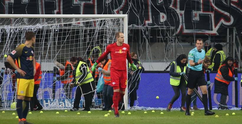 Fußball 1. Bundesliga: Eintracht Frankfurt - RB Leipzig, 23. Spieltag am 19.02.2018 in der Commerzbank Arena Frankfurt, xmdx, eintracht fans feuern zum spielbeginn der zweiten halbzeit luftschlangen und tennisbaelle auf das Spielfeld, Eintracht Frankfurt - RB Leipzig