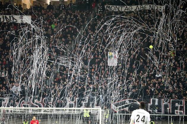 GER, 1.FBL, Eintracht Frankfurt vs RB Leipzig 19.02.2018, Commerzbank - Arena, Frankfurt, GER, 1.FBL, Eintracht Frankfurt vs RB Leipzig , im Bild Eintracht Frankfurt Fans werfen Tennisbälle auf das Spielfeld, Ordner und Spieler versuchen diese zu beseitigen