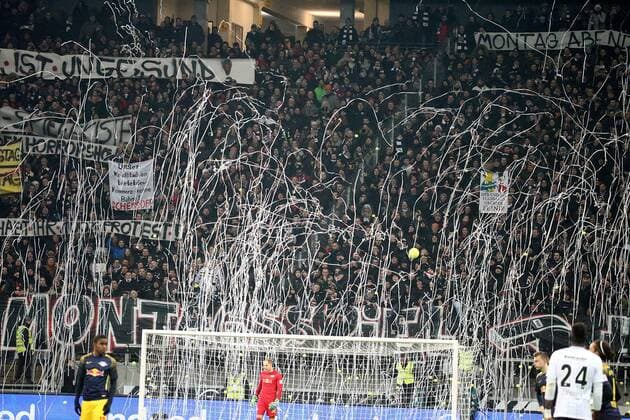 GER, 1.FBL, Eintracht Frankfurt vs RB Leipzig 19.02.2018, Commerzbank - Arena, Frankfurt, GER, 1.FBL, Eintracht Frankfurt vs RB Leipzig , im Bild Eintracht Frankfurt Fans werfen Tennisbälle auf das Spielfeld, Ordner und Spieler versuchen diese zu beseitigen