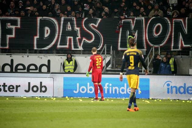 GER, 1.FBL, Eintracht Frankfurt vs RB Leipzig 19.02.2018, Commerzbank - Arena, Frankfurt, GER, 1.FBL, Eintracht Frankfurt vs RB Leipzig , im Bild Eintracht Frankfurt Fans werfen Tennisbälle auf das Spielfeld, Ordner und Spieler versuchen diese zu beseitigen