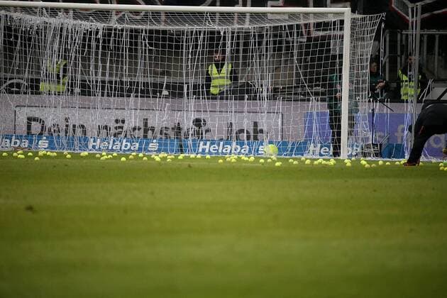 GER, 1.FBL, Eintracht Frankfurt vs RB Leipzig 19.02.2018, Commerzbank - Arena, Frankfurt, GER, 1.FBL, Eintracht Frankfurt vs RB Leipzig , im Bild Eintracht Frankfurt Fans werfen Tennisbälle auf das Spielfeld, Ordner und Spieler versuchen diese zu beseitigen