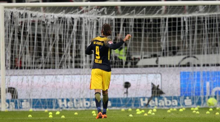 Bilder des Tages - SPORT Fußball 1. Bundesliga: Eintracht Frankfurt - RB Leipzig, 23. Spieltag am 19.02.2018 in der Commerzbank Arena Frankfurt, xmdx, eintracht fans feuern zum spielbeginn der zweiten halbzeit luftschlangen und tennisbaelle auf das Spielfeld, Eintracht Frankfurt - RB Leipzig