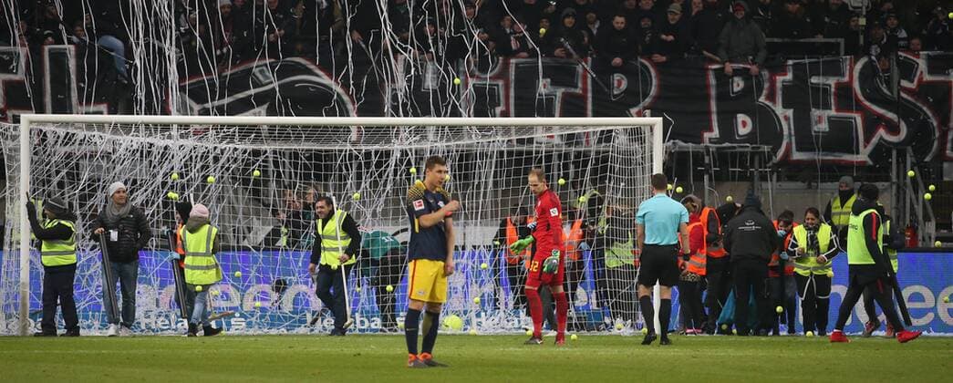 Fußball 1. Bundesliga: Eintracht Frankfurt - RB Leipzig, 23. Spieltag am 19.02.2018 in der Commerzbank Arena Frankfurt, xmdx, eintracht fans feuern zum spielbeginn der zweiten halbzeit luftschlangen und tennisbaelle auf das Spielfeld, Eintracht Frankfurt - RB Leipzig