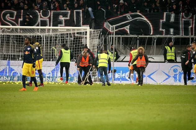 GER, 1.FBL, Eintracht Frankfurt vs RB Leipzig 19.02.2018, Commerzbank - Arena, Frankfurt, GER, 1.FBL, Eintracht Frankfurt vs RB Leipzig , im Bild Eintracht Frankfurt Fans werfen Tennisbälle auf das Spielfeld, Ordner und Spieler versuchen diese zu beseitigen