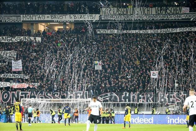 GER, 1.FBL, Eintracht Frankfurt vs RB Leipzig 19.02.2018, Commerzbank - Arena, Frankfurt, GER, 1.FBL, Eintracht Frankfurt vs RB Leipzig , im Bild Eintracht Frankfurt Fans werfen Tennisbälle auf das Spielfeld, Ordner und Spieler versuchen diese zu beseitigen