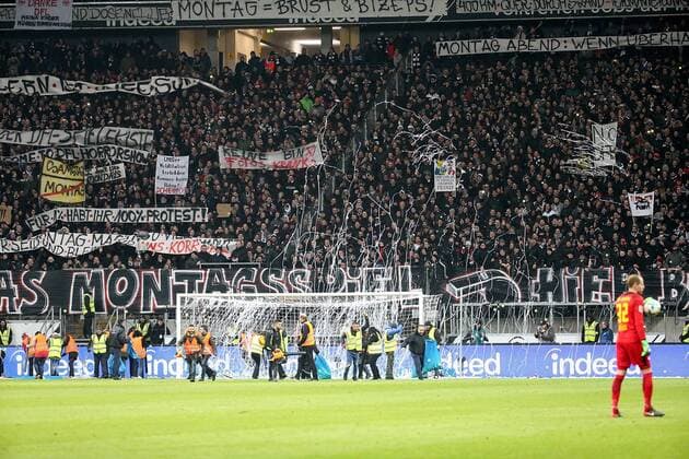 GER, 1.FBL, Eintracht Frankfurt vs RB Leipzig 19.02.2018, Commerzbank - Arena, Frankfurt, GER, 1.FBL, Eintracht Frankfurt vs RB Leipzig , im Bild Eintracht Frankfurt Fans werfen Tennisbälle auf das Spielfeld, Ordner und Spieler versuchen diese zu beseitigen