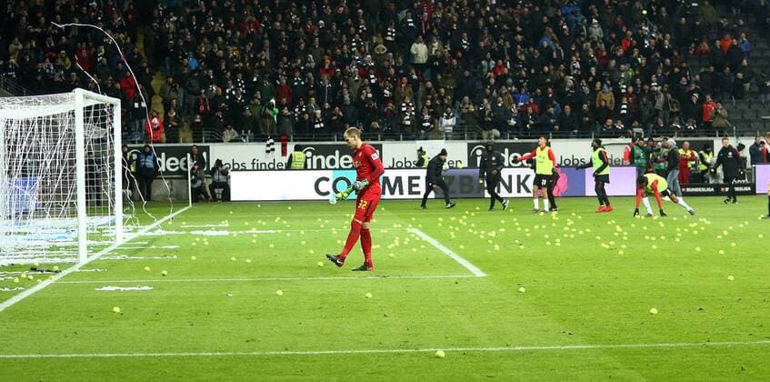 Frankfurter Fans haben als Protest gegen das Montagsspiel Tennisbaelle in den Strafaum von Peter Gulacsi (Leipzig) geworfen Eintracht Frankfurt vs RB Leipzig --- Fussball --- 1. Bundesliga --- 19.02.2018 Frankfurt Copyright: xEIBNER RenexWeissx EP_RWS