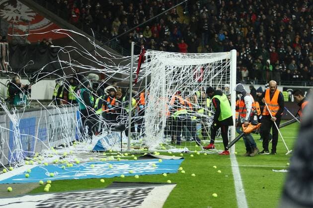 Frankfurter Fans haben als Protest gegen das Montagsspiel Tennisbaelle in den Strafaum von Peter Gulacsi (Leipzig) geworfen. Ordner raeumen den Platz Eintracht Frankfurt vs RB Leipzig --- Fussball --- 1. Bundesliga --- 19.02.2018 Frankfurt Copyright: xEIBNER RenexWeissx EP_RWS