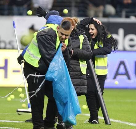 Frankfurter Fans haben als Protest gegen das Montagsspiel Tennisbaelle in den Strafaum von Peter Gulacsi (Leipzig) geworfen. Ordner gehen in Deckung vor den Baellen Eintracht Frankfurt vs RB Leipzig --- Fussball --- 1. Bundesliga --- 19.02.2018 Frankfurt Copyright: xEIBNER RenexWeissx EP_RWS