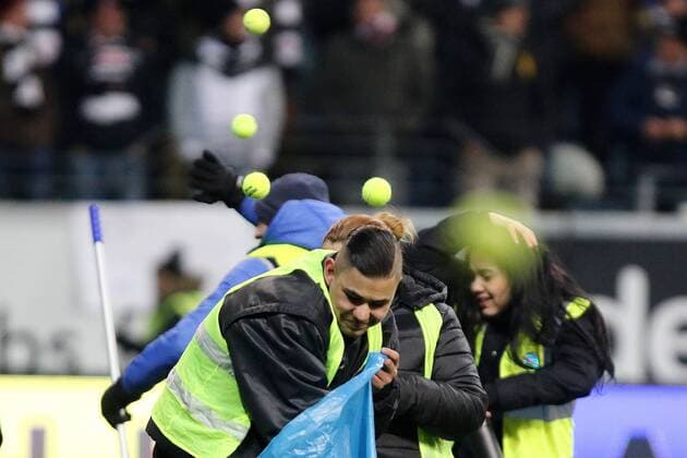 Bilder des Tages - SPORT Frankfurter Fans haben als Protest gegen das Montagsspiel Tennisbaelle in den Strafaum von Peter Gulacsi (Leipzig) geworfen. Ordner gehen in Deckung vor den Baellen Eintracht Frankfurt vs RB Leipzig --- Fussball --- 1. Bundesliga --- 19.02.2018 Frankfurt Copyright: xEIBNER RenexWeissx EP_RWS