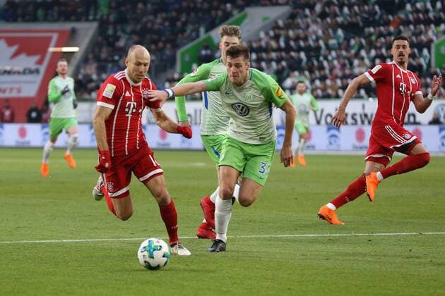 17.02.2018, Volkswagen Arena, Wolfsburg, Ligaspiel, 1. Liga, VfL Wolfsburg vs FC Bayern Muenchen, im Bild Arjen Robben (10, Muenchen) im Zweikampf mit Robin Knoche (31, Wolfsburg) VfL Wolfsburg vs FC Bayern Muenchen