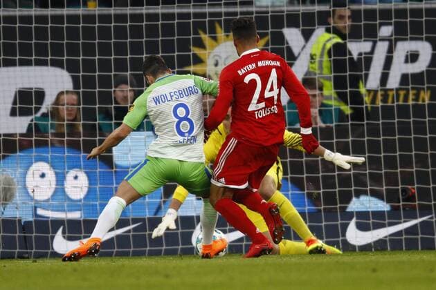 17.02.2018, Volkswagen Arena, Wolfsburg, Ligaspiel, 1. Liga, VfL Wolfsburg vs FC Bayern Muenchen, im Bild Renato Steffen (8, Wolfsburg) foult im Strafraum Corentin Tolisso (24, Muenchen), es gibt Elfmeter VfL Wolfsburg vs FC Bayern Muenchen