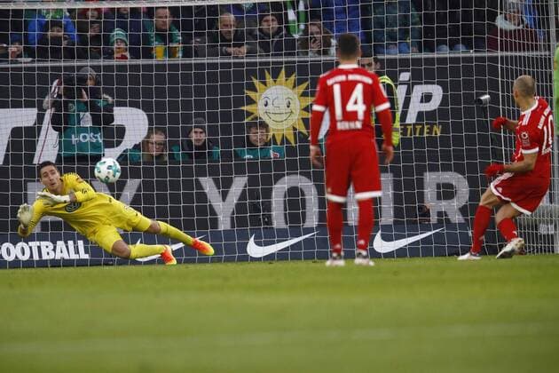 17.02.2018, Volkswagen Arena, Wolfsburg, Ligaspiel, 1. Liga, VfL Wolfsburg vs FC Bayern Muenchen, im Bild Koen Casteels (1, Wolfsburg) haelt den Elfmeter von Arjen Robben (10, Muenchen) VfL Wolfsburg vs FC Bayern Muenchen
