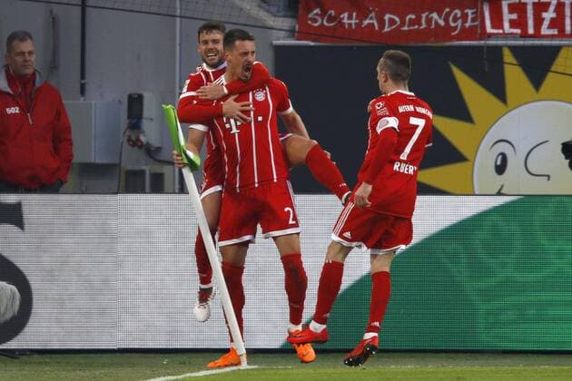 17.02.2018, Volkswagen Arena, Wolfsburg, Ligaspiel, 1. Liga, VfL Wolfsburg vs FC Bayern Muenchen, im Bild Juan Bernat (14, Muenchen), Torschuetze Sandro Wagner (2, Muenchen) und Franck Ribery (7, Muenchen) jubeln nach dem Tor zum 1:1 fuer Muenchen VfL Wolfsburg vs FC Bayern Muenchen
