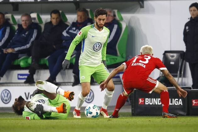 17.02.2018, Volkswagen Arena, Wolfsburg, Ligaspiel, 1. Liga, VfL Wolfsburg vs FC Bayern Muenchen, im Bild Victor Osimhen (18, Wolfsburg) liegt verletzt am Boden, Yunus Malli (10, Wolfsburg) im Zweikampf mit Rafinha (13, Muenchen) VfL Wolfsburg vs FC Bayern Muenchen
