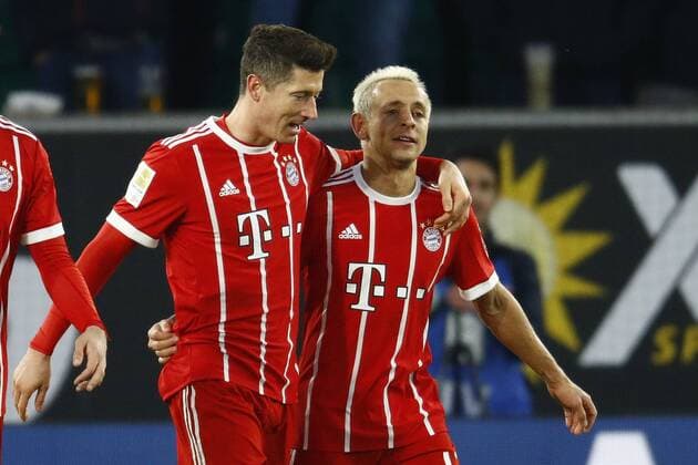17.02.2018, Volkswagen Arena, Wolfsburg, Ligaspiel, 1. Liga, VfL Wolfsburg vs FC Bayern Muenchen, im Bild Robert Lewandowski (9, Muenchen) und Rafinha (13, Muenchen) freuen sich nach dem Tor zum 1:2 fuer Muenchen VfL Wolfsburg vs FC Bayern Muenchen