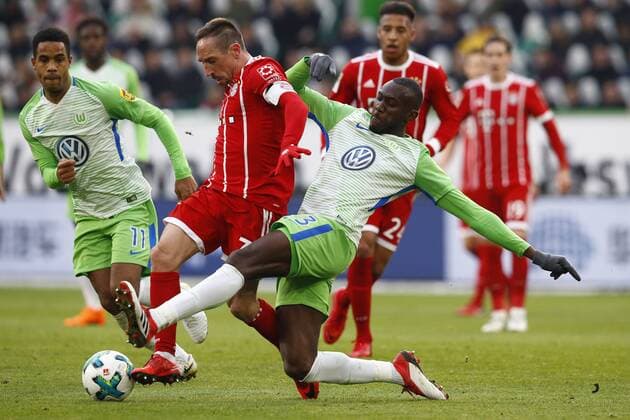 17.02.2018, Volkswagen Arena, Wolfsburg, Ligaspiel, 1. Liga, VfL Wolfsburg vs FC Bayern Muenchen, im Bild Franck Ribery (7, Muenchen) wird von Josuha Guilavogui (23, Wolfsburg) abgegraetscht und verletzt sich leicht dabei VfL Wolfsburg vs FC Bayern Muenchen