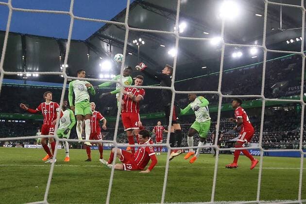 17.02.2018, Volkswagen Arena, Wolfsburg, Ligaspiel, 1. Liga, VfL Wolfsburg vs FC Bayern Muenchen, im Bild Victor Osimhen (18, Wolfsburg) im Kopfballduell mit Niklas Suele (4, Muenchen), Sven Ulreich (26, Muenchen) faustet den Ball weg VfL Wolfsburg vs FC Bayern Muenchen