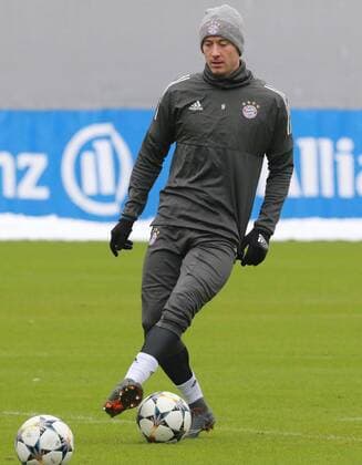 Robert Lewandowski am Ball Fussball FC Bayern München. Abschlußtraining vor dem CL-Spiel gegen Besiktas JK aus Istanbul 19.02.2018