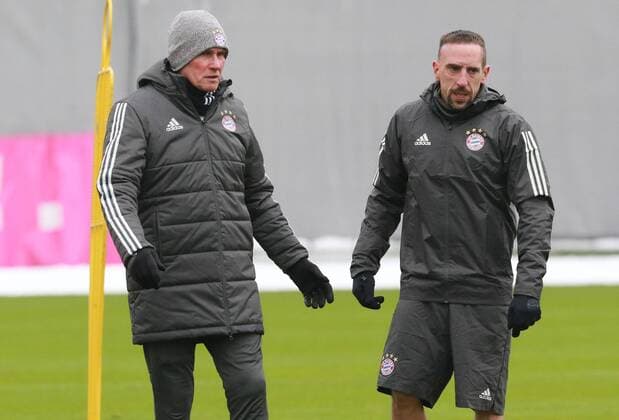 Trainer Jupp Heynckes im Gespräch mit dem Franck Ribery Fussball FC Bayern München. Abschlußtraining vor dem CL-Spiel gegen Besiktas JK aus Istanbul 19.02.2018