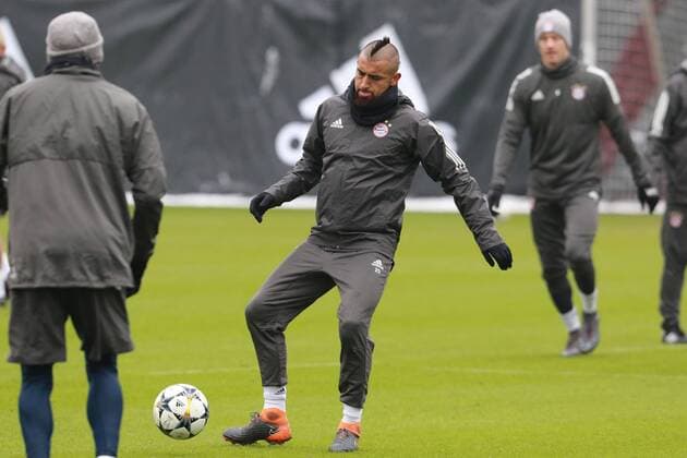 Arturo Vidal am Ball Fussball FC Bayern München. Abschlußtraining vor dem CL-Spiel gegen Besiktas JK aus Istanbul 19.02.2018