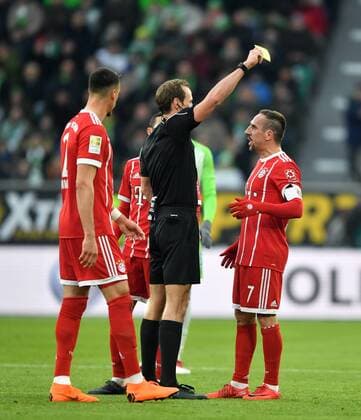 Schiedsrichter Sascha Stegemann zeigt Franck Ribery (FC Bayern), die gelbe Karte, links Sandro Wagner (FC Bayern) VfL Wolfsburg - FC Bayern München 1.Bundesliga 2017 2018, Fußball, Fussball, soccer, men, Männer, Männer, Herren, Deutschland, Germany, Wolfsburg, 17.2.2018