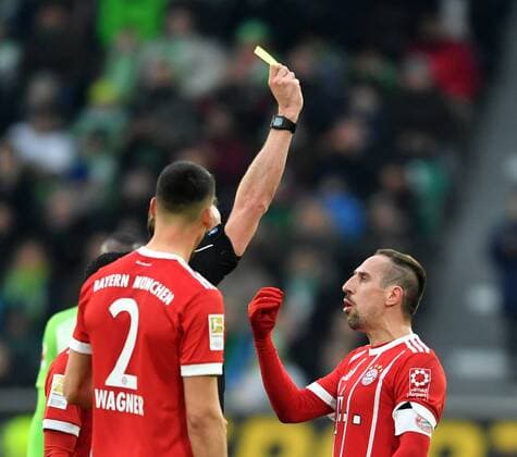 Schiedsrichter Sascha Stegemann zeigt Franck Ribery (FC Bayern), die gelbe Karte, links Sandro Wagner (FC Bayern) VfL Wolfsburg - FC Bayern München 1.Bundesliga 2017 2018, Fußball, Fussball, soccer, men, Männer, Männer, Herren, Deutschland, Germany, Wolfsburg, 17.2.2018