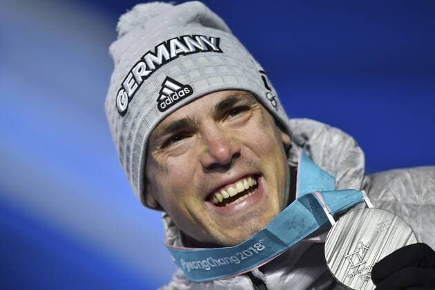 Simon SCHEMPP, GER, 2. Platz, Silber, Silbermedaille, Silbermedaillengewinner, Jubel, jubelt, Freude, Begeisterung, Emotion, jubeln, cheers, Biathlon - Men s 15km Mass Start, Massenstart der Maenner . Siegerehrung, Victory Ceremony, PyeongChang Olympic Medals Plaza am 19.02.2018. Olympische Winterspiele 2018, vom 09.02. - 25.02.2018 in PyeongChang Suedkorea. Â