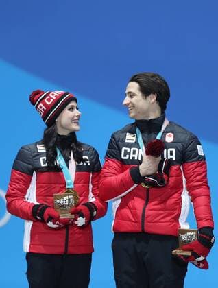 (180220) -- PYEONGCHANG, Feb. 20, 2018 -- Gold medalists Tessa Virtue (L) and Scott Moir of Canada react during medal ceremony of ice dance event of Figure skating Eiskunstlauf at the 2018 PyeongChang Winter Olympic Games Olympische Spiele Olympia OS at Medal Plaza, PyeongChang, South Korea, Feb. 20, 2018. ) (SP)OLY-SOUTH KOREA-PYEONGCHANG-FIGURE SKATING-ICE DANCE-MEDAL CEREMONY WuxZhuang 