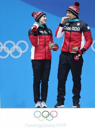 (180220) -- PYEONGCHANG, Feb. 20, 2018 -- Gold medalists Tessa Virtue (L) and Scott Moir of Canada react during medal ceremony of ice dance event of Figure skating Eiskunstlauf at the 2018 PyeongChang Winter Olympic Games Olympische Spiele Olympia OS at Medal Plaza, PyeongChang, South Korea, Feb. 20, 2018. ) (SP)OLY-SOUTH KOREA-PYEONGCHANG-FIGURE SKATING-ICE DANCE-MEDAL CEREMONY WuxZhuang 