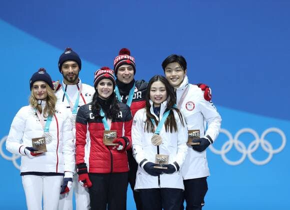(180220) -- PYEONGCHANG, Feb. 20, 2018 -- Gold medalists Tessa Virtue (front C) and Scott Moir (back C) of Canada, silver medalists Gabriella Papadakis (front L) and Guillaume Cizeron (back L) of France and bronze medalists Maia Shibutani (front R) and Alex Shibutani of the United States pose for photos during medal ceremony of ice dance event of Figure skating Eiskunstlauf at the 2018 PyeongChang Winter Olympic Games Olympische Spiele Olympia OS at Medal Plaza, PyeongChang, South Korea, Feb. 20, 2018. ) (SP)OLY-SOUTH KOREA-PYEONGCHANG-FIGURE SKATING-ICE DANCE-MEDAL CEREMONY WuxZhuang 