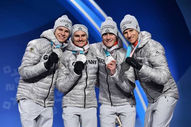 v.li:Andreas WELLINGER ,Richard FREITAG , Stephan LEYHE,Karl GEIGER (alle GER) mit Silbermedaille. Medaille,Medaillen. SkispringenTeam Relay,Teamspringen Ski jumping Skispringen Ski nordisch Siegerehrung,Victory Ceremony,PyeongChang Olympic Medals Plaza am 20.02.2018. Olympische Winterspiele 2018, vom 09.02. - 25.02.2018 in PyeongChang Suedkorea.