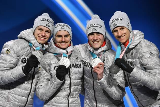 v.li:Andreas WELLINGER ,Richard FREITAG , Stephan LEYHE,Karl GEIGER (alle GER) mit Silbermedaille. Medaille,Medaillen. SkispringenTeam Relay,Teamspringen Ski jumping Skispringen Ski nordisch Siegerehrung,Victory Ceremony,PyeongChang Olympic Medals Plaza am 20.02.2018. Olympische Winterspiele 2018, vom 09.02. - 25.02.2018 in PyeongChang Suedkorea.