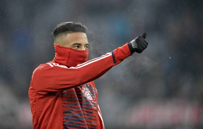 Vor Spielbeginn: Corentin Tolisso FC Bayern München eingepackt friert Gestik, Geste Daumen hoch Champions League CL Achtelfinale Hinspiel FC Bayern München FCB vs Besiktas Istanbul 20.02.2018 FC Bayern München FCB vs Besiktas Istanbul