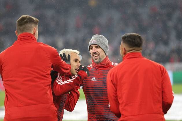 l-r: Niklas Suele 4 (FC Bayern Muenchen), Franck Ribery 7 (FC Bayern Muenchen), Corentin Tolisso 24 (FC Bayern Muenchen) schnippen Rafinha 13 (FC Bayern Muenchen) am Ohr, FC Bayern Muenchen vs. Besiktas Istanbul, Fussball, Achtelfinale, Champions League, 20.02.2018 Muenchen Bayern Deutschland
