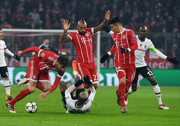 Bilder des Tages - SPORT 20.02.2018, xjhx, Fussball Champions League, FC Bayern Muenchen - Besiktas Istanbul, emspor, v.l. Javi Martinez (FC Bayern Muenchen), Talisca (Besiktas Istanbul), Arturo Vidal (FC Bayern Muenchen), James Rodriguez (FC Bayern Muenchen) Muenchen