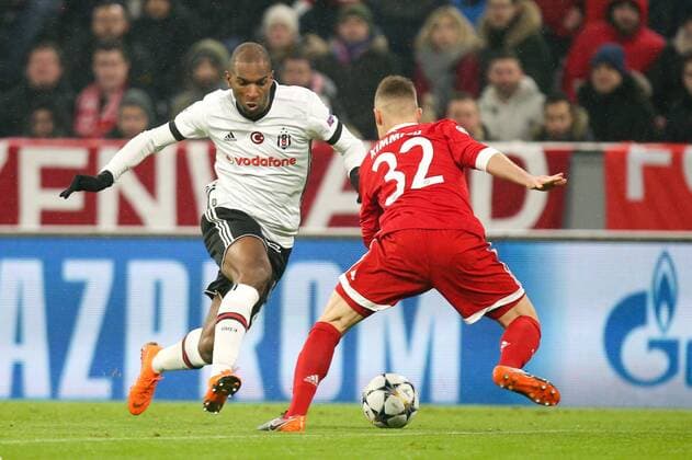l-r: im Zweikampf, Aktion, mit Ryan Babel 8 (Besiktas Istanbul) und Joshua Kimmich 32 (FC Bayern Muenchen), FC Bayern Muenchen vs. Besiktas Istanbul, Fussball, Achtelfinale, Champions League, 20.02.2018 Muenchen Bayern Deutschland