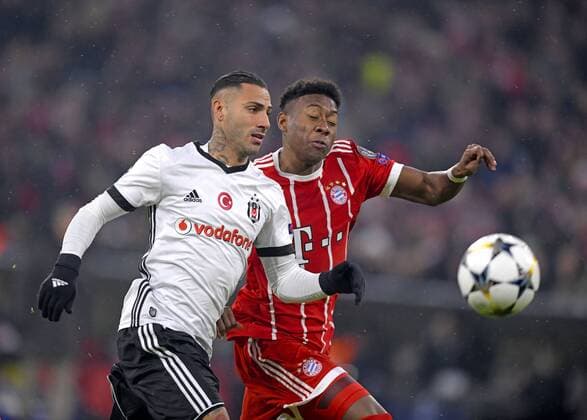 20.02.2018, Fussball UEFA Champions League 2017 2018, Achtelfinale, FC Bayern München - Besiktas Istanbul, in der Allianz Arena München, v.li: Ricardo Quaresma (Besiktas Istanbul) gegen David Alaba (FC Bayern München).