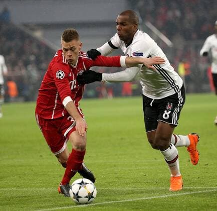 GER, UEFA CL, FC Bayern München (GER) vs Besiktas Istanbul (TR) 20.02.2018, Allianz Arena, München, GER, UEFA CL, FC Bayern München (GER) vs Besiktas Istanbul (TR) , im Bild Joshua Kimmich (München), Ryan Babel (Instanbul)