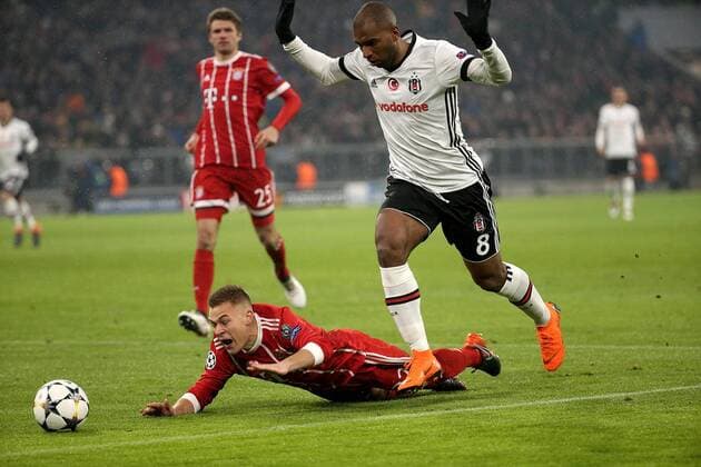 GER, UEFA CL, FC Bayern München (GER) vs Besiktas Istanbul (TR) 20.02.2018, Allianz Arena, München, GER, UEFA CL, FC Bayern München (GER) vs Besiktas Istanbul (TR) , im Bild Joshua Kimmich (München), Ryan Babel (Instanbul)