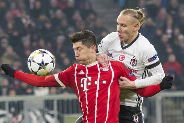 GER, UEFA CL, FC Bayern Muenchen (GER) vs Besiktas Istanbul (TUR) 20.02.2018, Allianz Arena, Muenchen, GER, UEFA CL, FC Bayern Muenchen (GER) vs Besiktas Istanbul (TUR), Achtelfinale, im Bild Robert Lewandowski (FCB 9) im kampf mit Domagoj Vida (Besiktas 21)