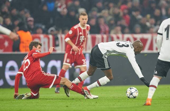 Thomas MUELLER, MÜLLER, FCB 25 Zweikampf , Aktion um den Ball gegen Atiba HUTCHINSON, B.Istanbul 13 FC BAYERN MUENCHEN - BESIKTAS ISTANBUL Achtelfinale Hinspiel, Fussball UEFA Champions League, Muenchen, 20.02.2018 CL Saison 2017 2018, FCB,