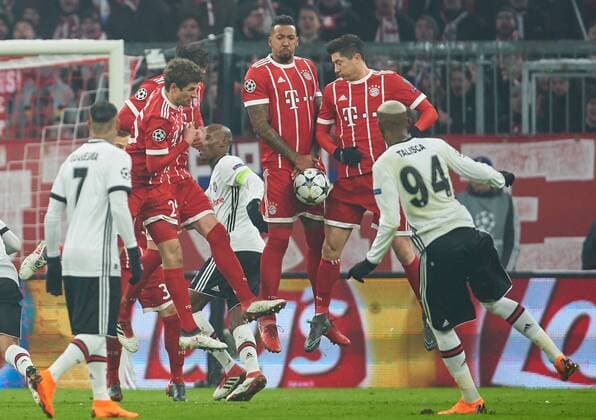 TALISCA, B.Istanbul 94 Torschuss, schiesst aufs Tor, schiessen, zieht ab, Spannschuss , Freistoss, Thomas MUELLER, MÜLLER, FCB 25 Jerome BOATENG (FCB 17) Robert LEWANDOWSKI, FCB 9 FC BAYERN MUENCHEN - BESIKTAS ISTANBUL Achtelfinale Hinspiel, Fussball UEFA Champions League, Muenchen, 20.02.2018 CL Saison 2017 2018, FCB,