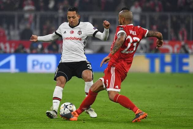 20.02.2018, xjhx, Fussball Champions League, FC Bayern Muenchen - Besiktas Istanbul, emspor, v.l. Adriano (Besiktas Istanbul), Arturo Vidal (FCB - FC Bayern Muenchen) Muenchen