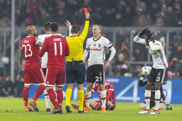 GER, UEFA CL, FC Bayern Muenchen (GER) vs Besiktas Istanbul (TUR) 20.02.2018, Allianz Arena, Muenchen, GER, UEFA CL, FC Bayern Muenchen (GER) vs Besiktas Istanbul (TUR), Achtelfinale, im Bild rote karte fuer Domagoj Vida (Besiktas 21) mit Robert Lewandowski (FCB 9) Arturo Vidal (FCB 23) James (FCB 11)