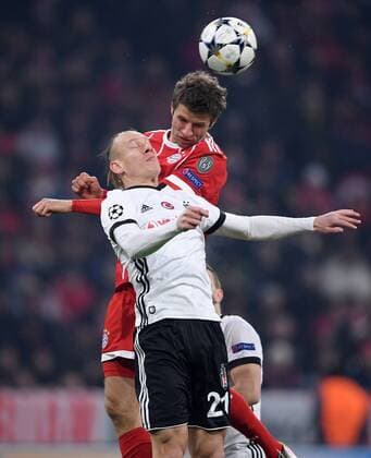 FUSSBALL CHAMPIONS LEAGUE SAISON 2017 2018 ACHTELFINALE HINSPIEL FC Bayern Muenchen - Besiktas Istanbul 20.02.2018 Thomas Mueller (FC Bayern Muenchen) vor Domagoj Vida (vorn, Besiktas Istanbul) Muenchen